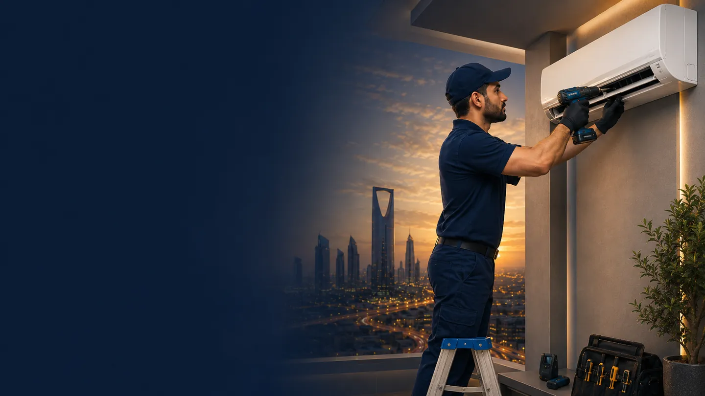 فني يقوم بفك وتركيب مكيف في الرياض
